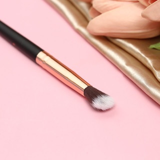 Cọ tán phấn mắt Vacosi Crease Blender E12 sợi lông mềm mịn, bó tròn giúp xoay chuyển các thao tác dễ dàng