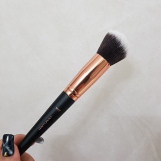 Cọ tạo khối đầu xéo Vacosi Angled Kabuki Brush M17 thiết kế tối ưu dễ tán kem nền và tạo khôi