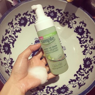 Sữa rửa mặt tạo bọt Simple Kind To Skin Vital Vitamin Foaming Cleanser 150ml dành cho da nhạy cảm