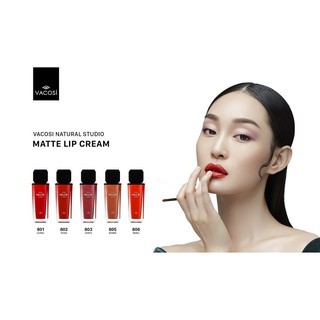 Son kem lì Vacosi Natural Studio Matte Lip Cream 11.3g lên màu chuẩn và lì mịn