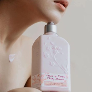Sữa dưỡng thể hoa anh đào L'occitane Cherry Blossom Shimmering Lotion 500ml dưỡng ẩm và giúp làn da trở nên mịn màng