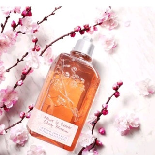 Sữa tắm hoa anh đào L'occitane Cherry Blossom Bath & Shower Gel 500ml kết cấu gel giúp nhẹ nhàng làm sạch mọi bụi bẩn