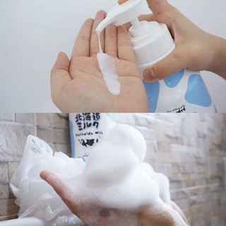 Sữa tắm dưỡng ẩm và sáng mịn da Hokkaido Milk 700ml (tặng kèm bông tắm) giúp cân bằng độ ẩm