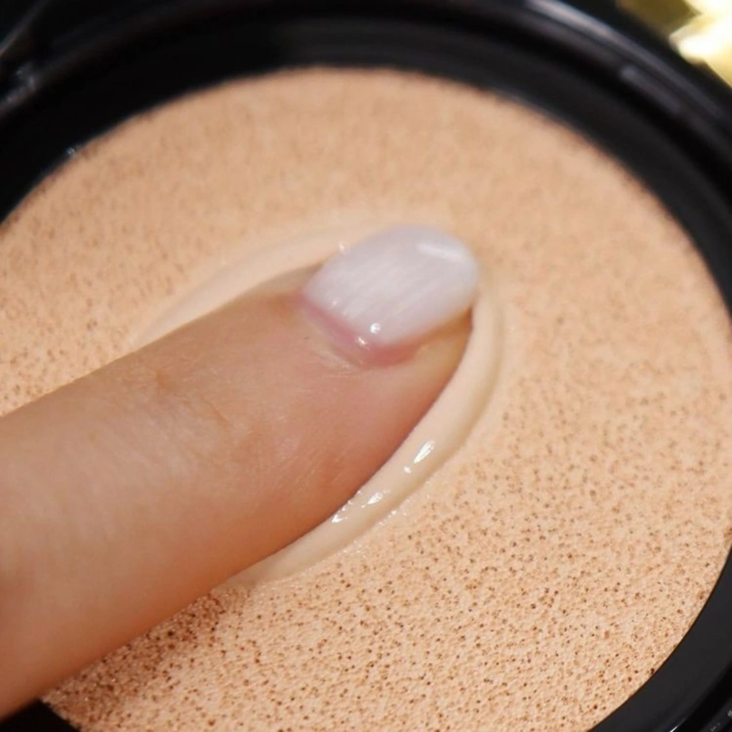 Phấn nước YSL Le Cushion Encre De Peau Couture Cushion Foundation (Limited - Da đỏ) căng bóng che phủ tốt