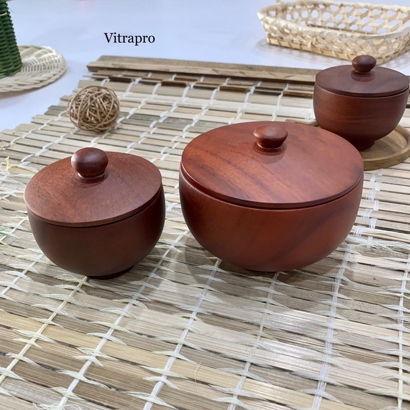 Bát gỗ màu nâu đỏ có nắp