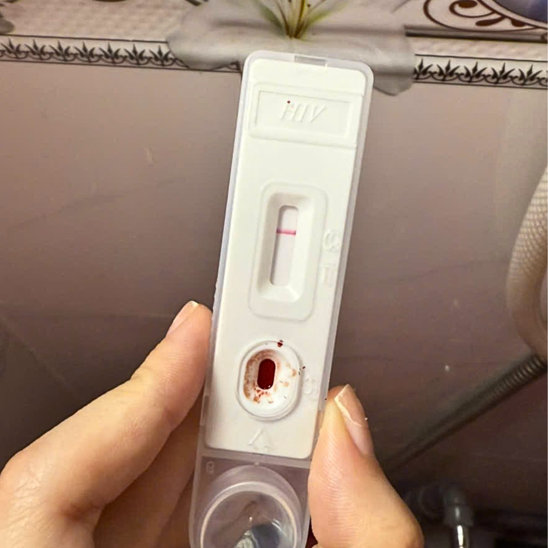 Mua-test-HIV-o-dau-noi-nao-ban-test-HIV-uy-tin-tim-mua-que-thu-HIV-tai-nha_Thêm tiêu đề (25).png