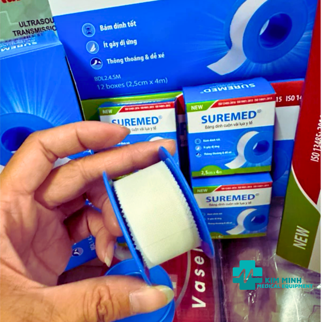 Băng dính vải lụa y tế Suremed 2.5cm x 4m – hộp 12 cuộn, hỗ trợ mua sỉ, xuất hóa đơn và giao hàng TP.HCM..png