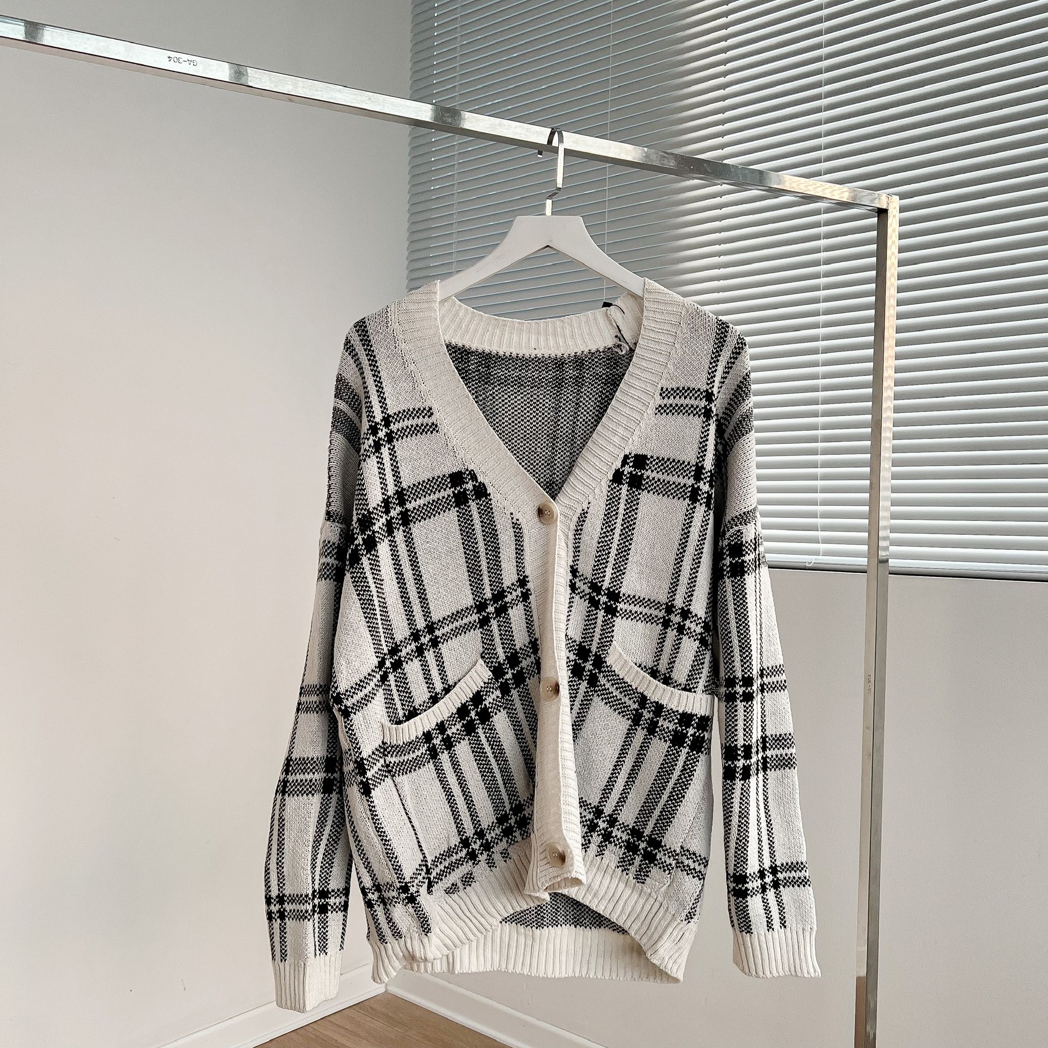 Áo len cadigan unisex caro cao cấp - Trắng - Free size