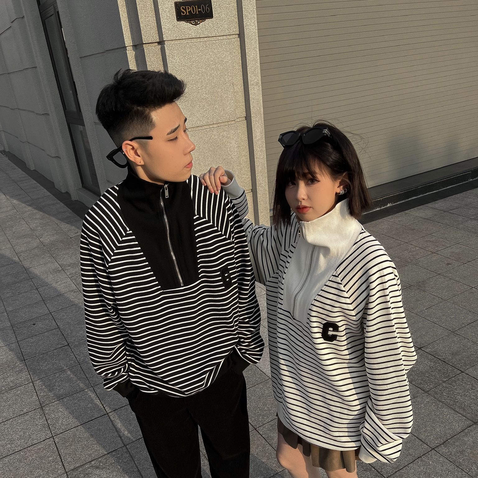 Áo nỉ zip cổ lọ C kẻ cao cấp - Đen - L