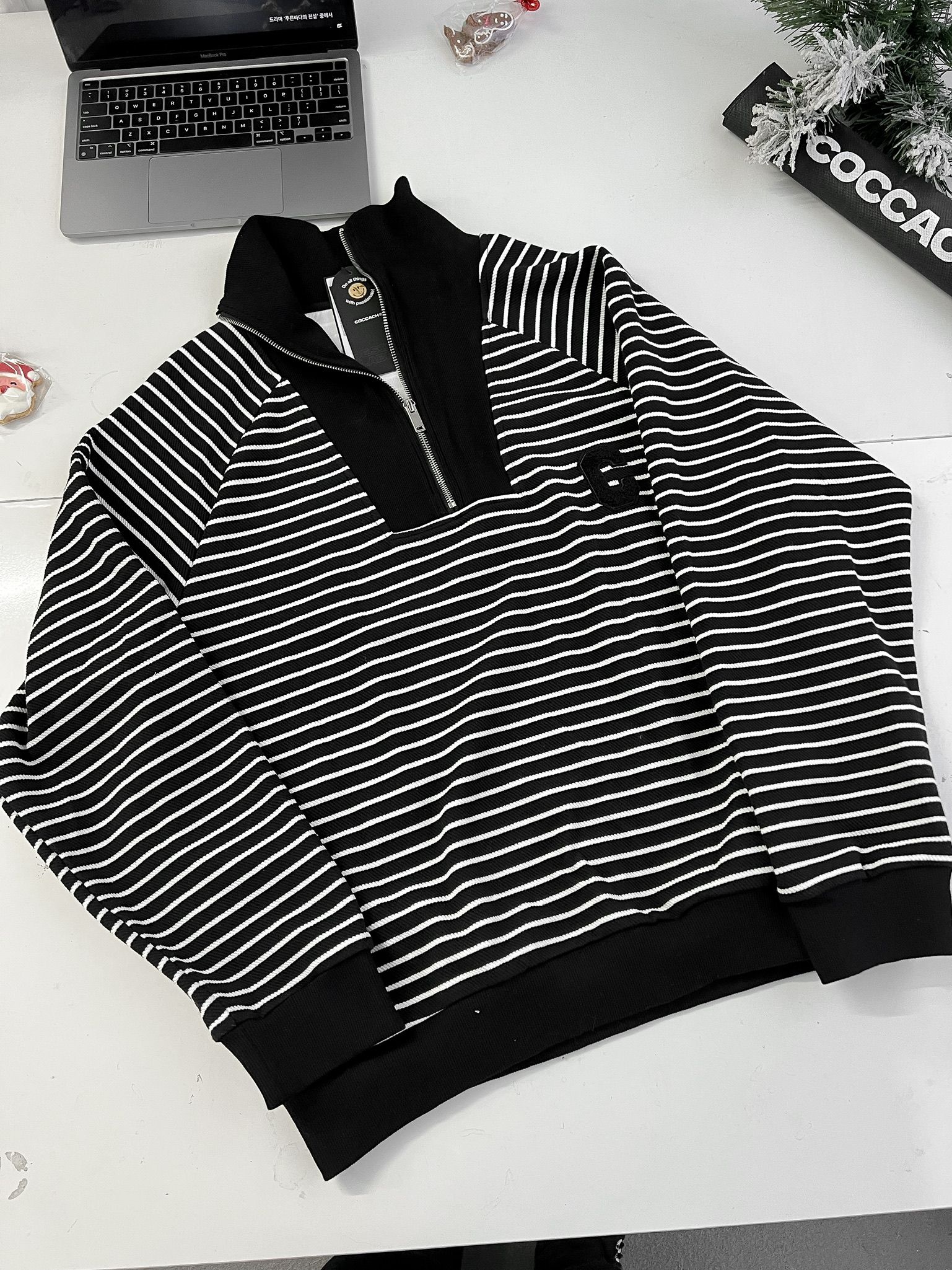 Áo nỉ zip cổ lọ C kẻ cao cấp - Đen - M