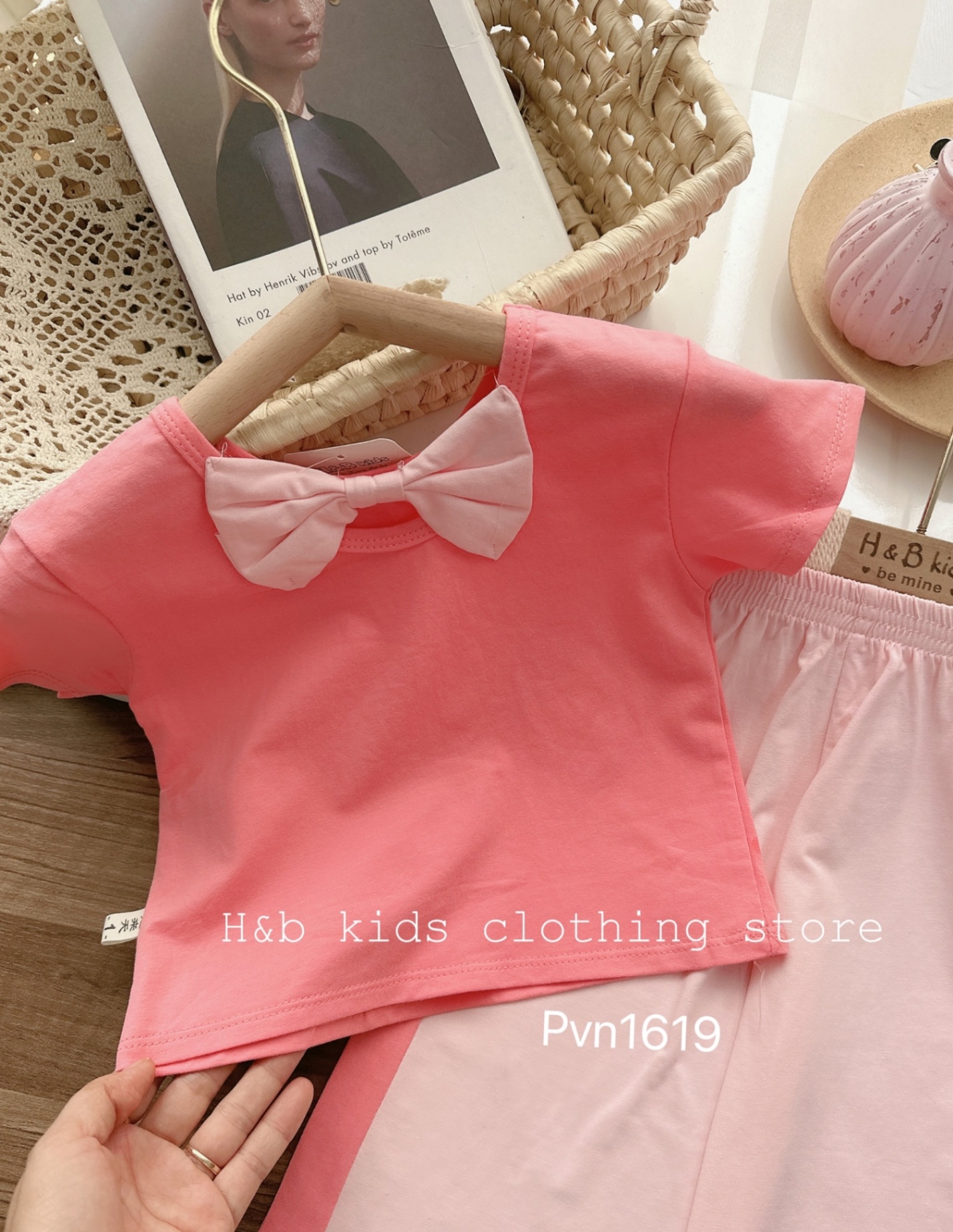 K472 BỘ ÁO CROP HỒNG THỎ QUẦN SỚ HB CHO BÉ