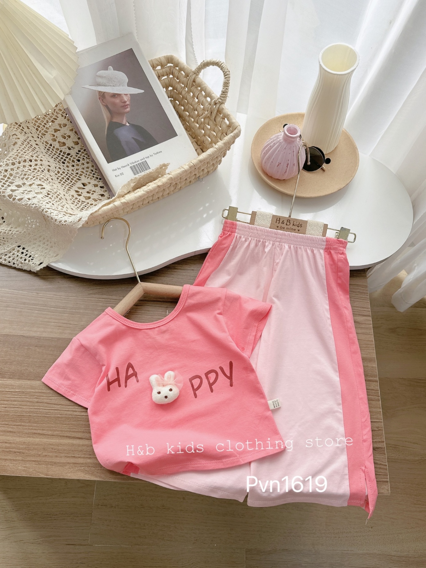 K472 BỘ ÁO CROP HỒNG THỎ QUẦN SỚ HB CHO BÉ