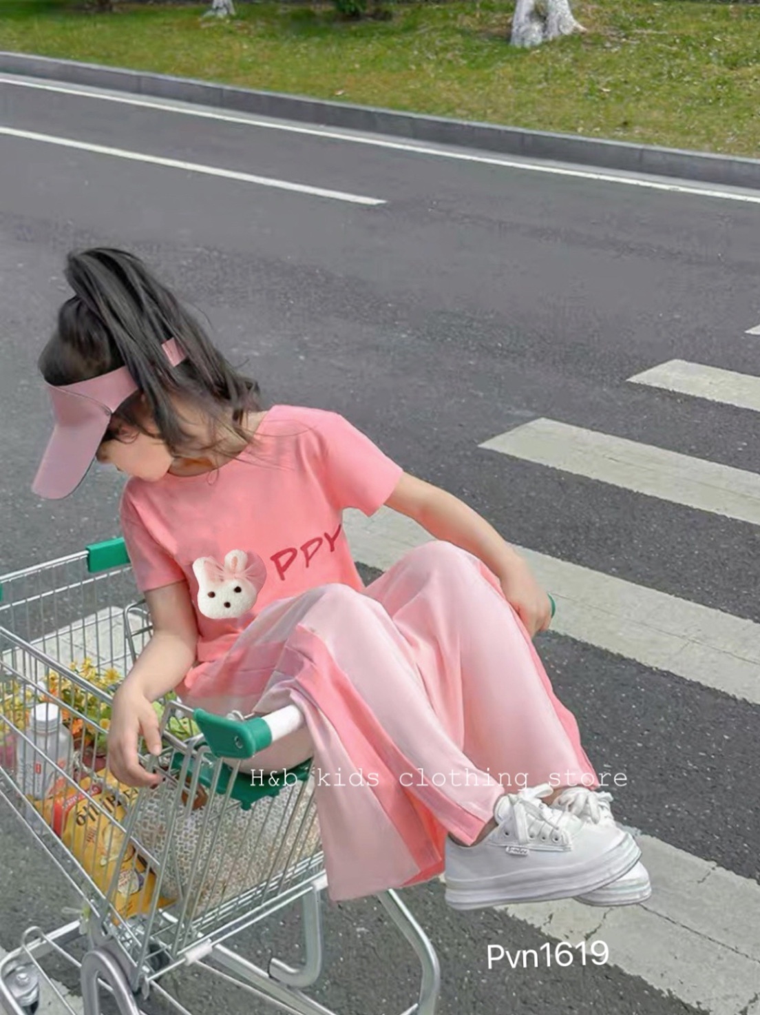 K472 BỘ ÁO CROP HỒNG THỎ QUẦN SỚ HB CHO BÉ