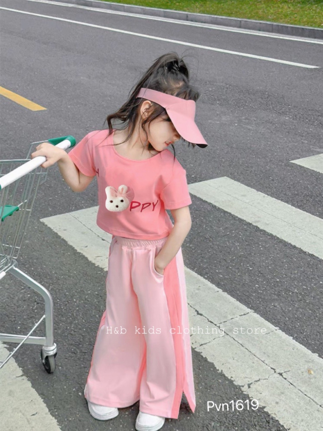 K472 BỘ ÁO CROP HỒNG THỎ QUẦN SỚ HB CHO BÉ
