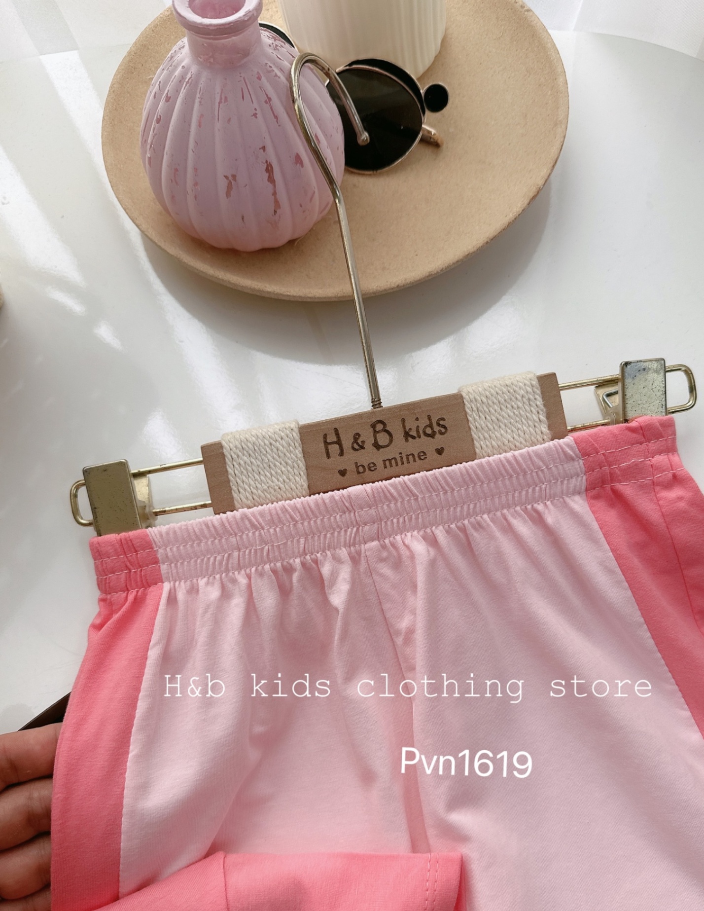 K472 BỘ ÁO CROP HỒNG THỎ QUẦN SỚ HB CHO BÉ