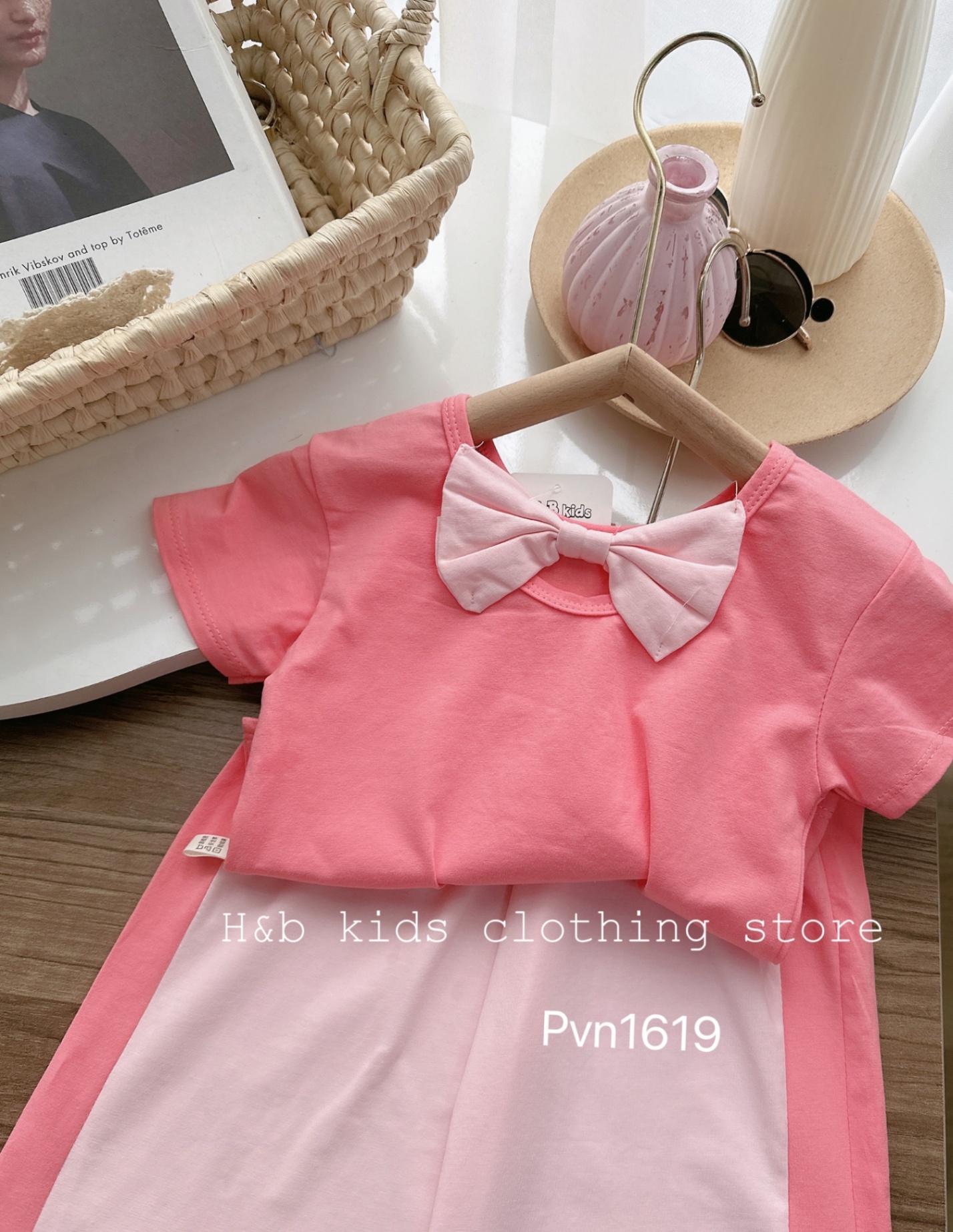 K472 BỘ ÁO CROP HỒNG THỎ QUẦN SỚ HB CHO BÉ