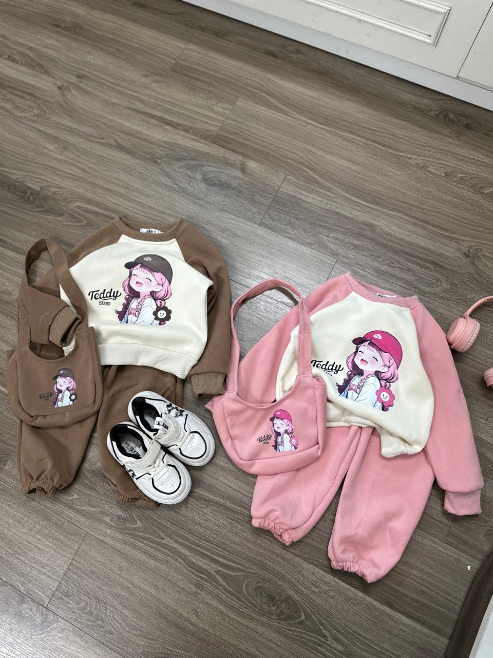 Xả Nâu 15-20kg : Bộ nỉ 2 da Teddy NÂU kèm túi đeo bé gái TG2