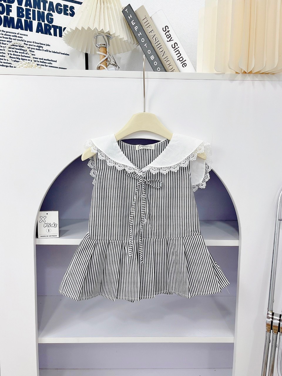 VÁY KẺ HỒNG ĐEN CỔ TRÒN TRẮNG XK CHO BÉ
