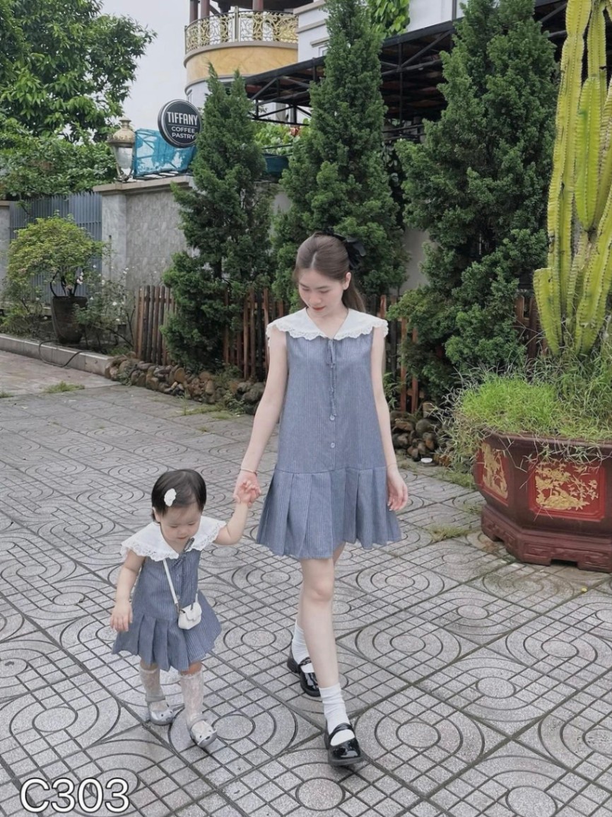 VÁY KẺ HỒNG ĐEN CỔ TRÒN TRẮNG XK CHO BÉ