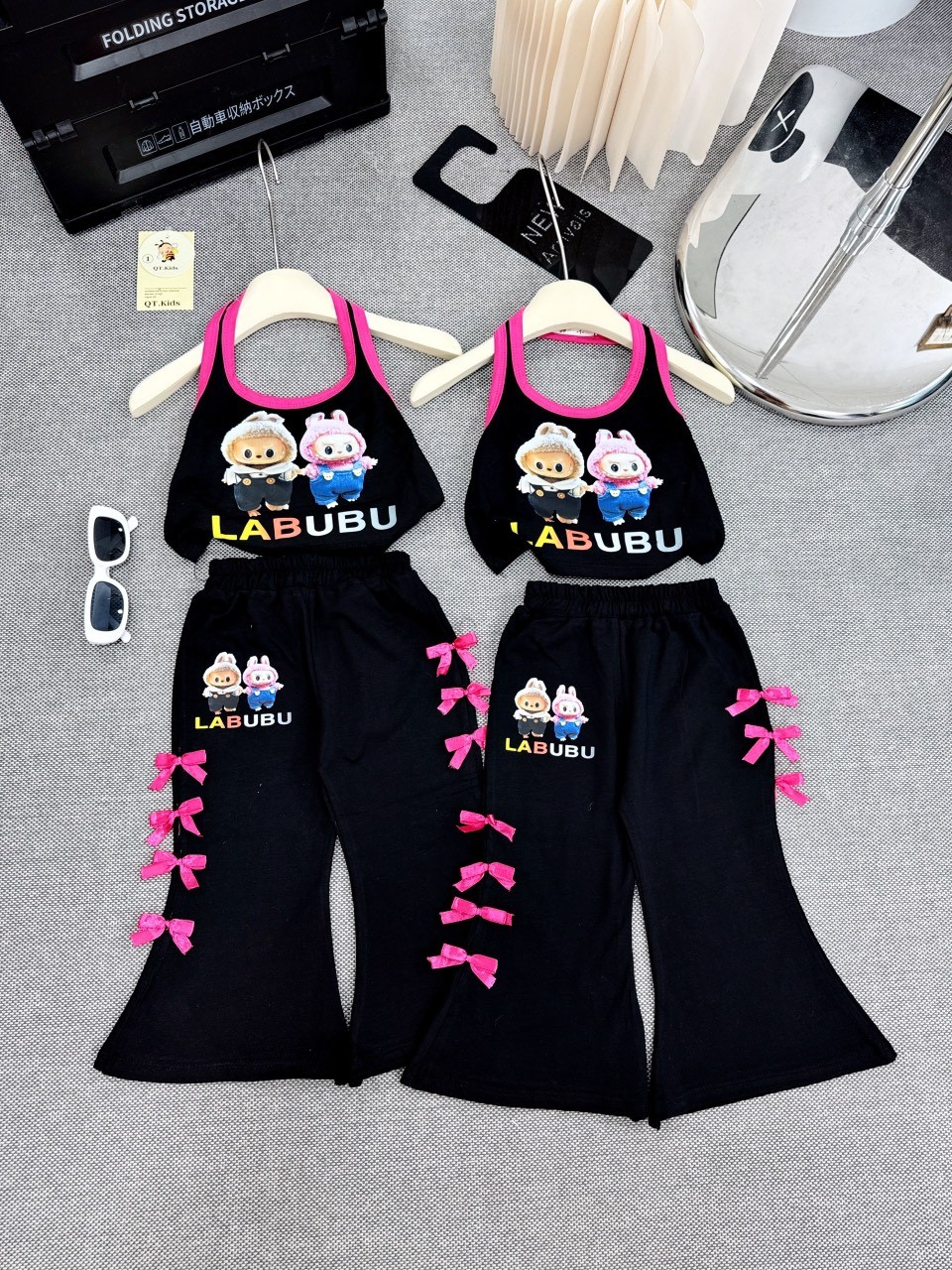 SÉT ÁO CROPTOP CỔ YẾM LABUBU QUẦN LOE TP CHO BÉ GÁI
