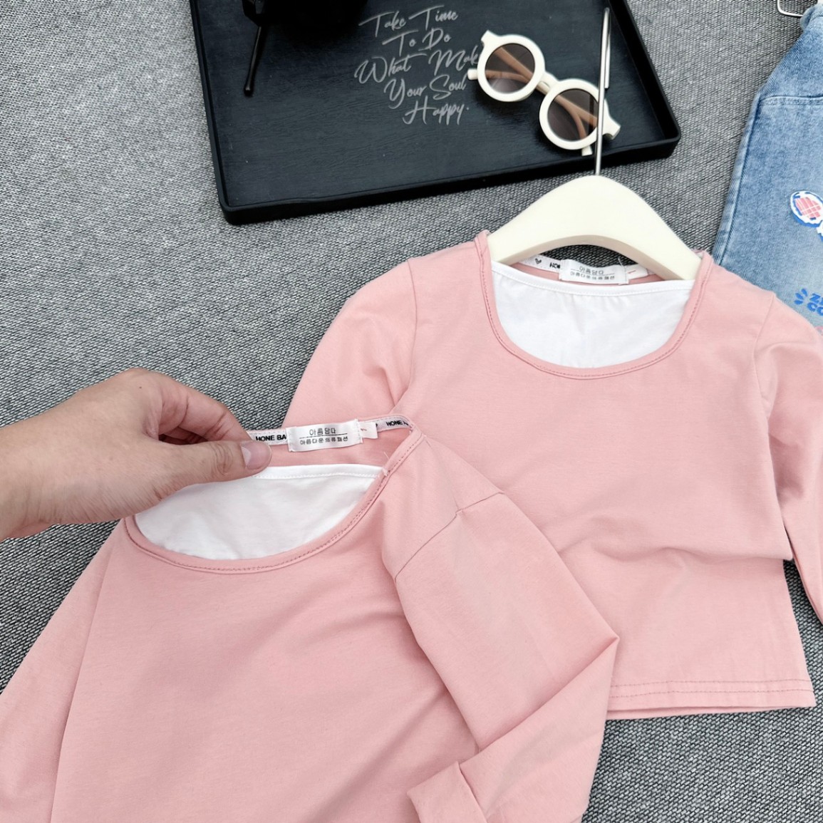 SÉT ÁO HỒNG PHỐI TRẮNG QUẦN BÒ XANH HÌNH CHO BÉ GÁI