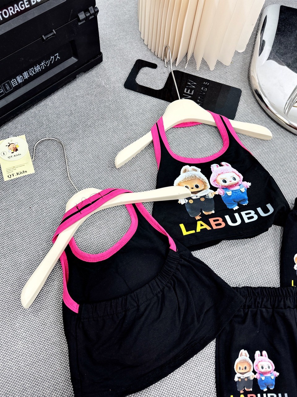 SÉT ÁO CROPTOP CỔ YẾM LABUBU QUẦN LOE TP CHO BÉ GÁI