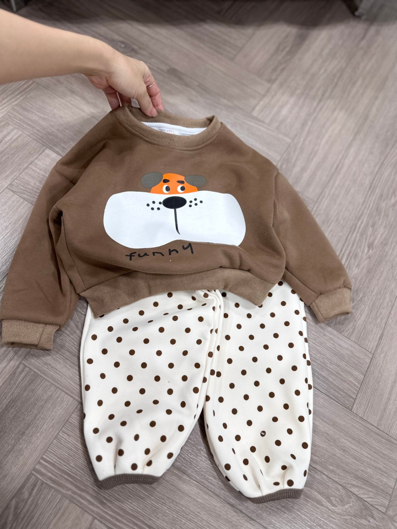 Xả 10-30kg : Bộ nỉ 2 da gấu nâu quần chấm bi dày ấm