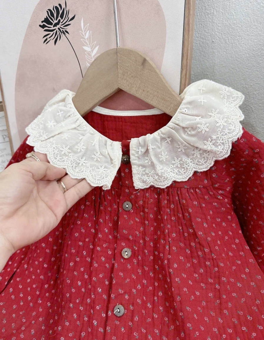 Bộ áo babydoll đỏ hoa nhí cổ ren bé gái.