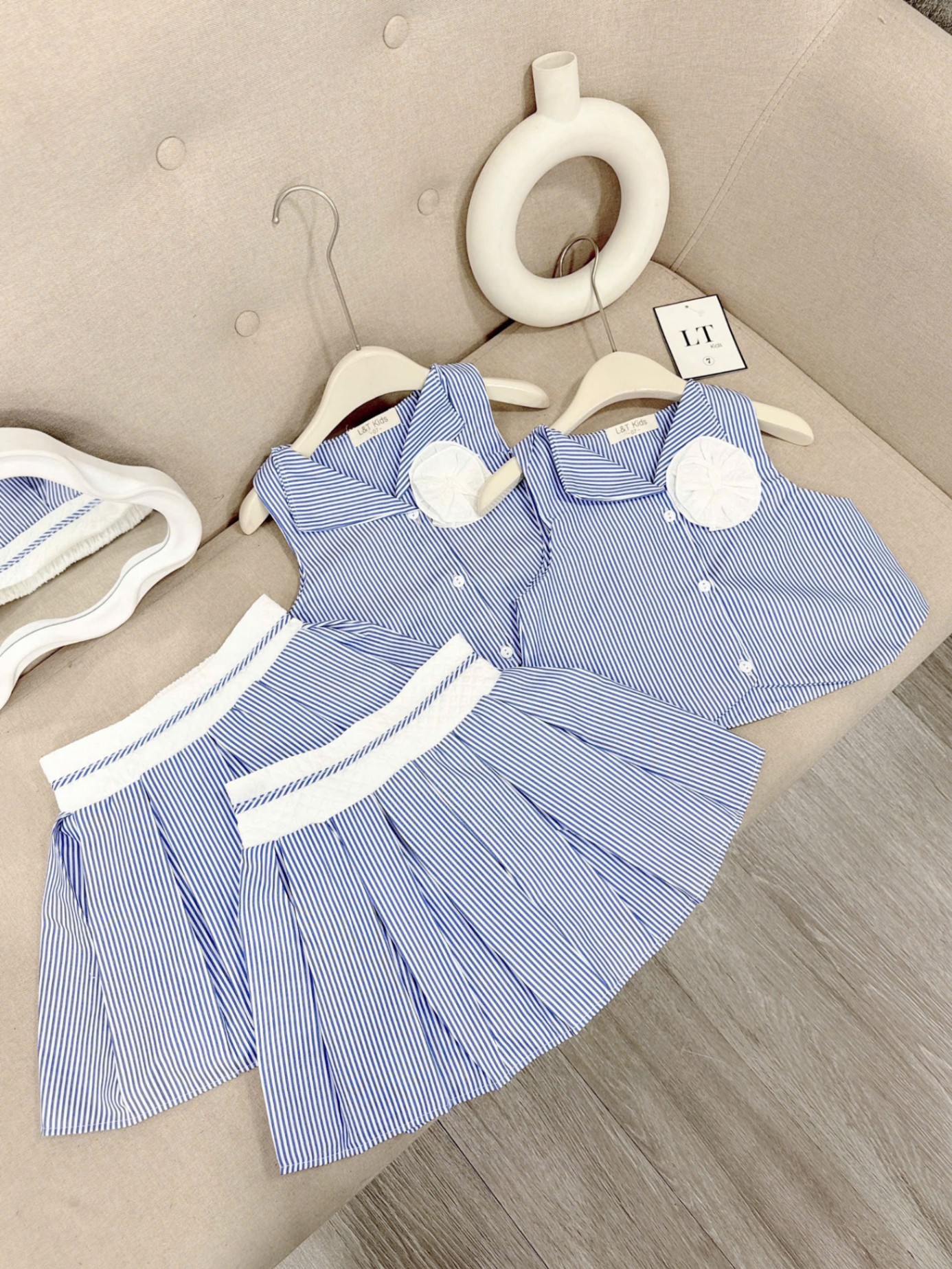 Sét áo croptop kẻ xanh cv xếp ly bé gái