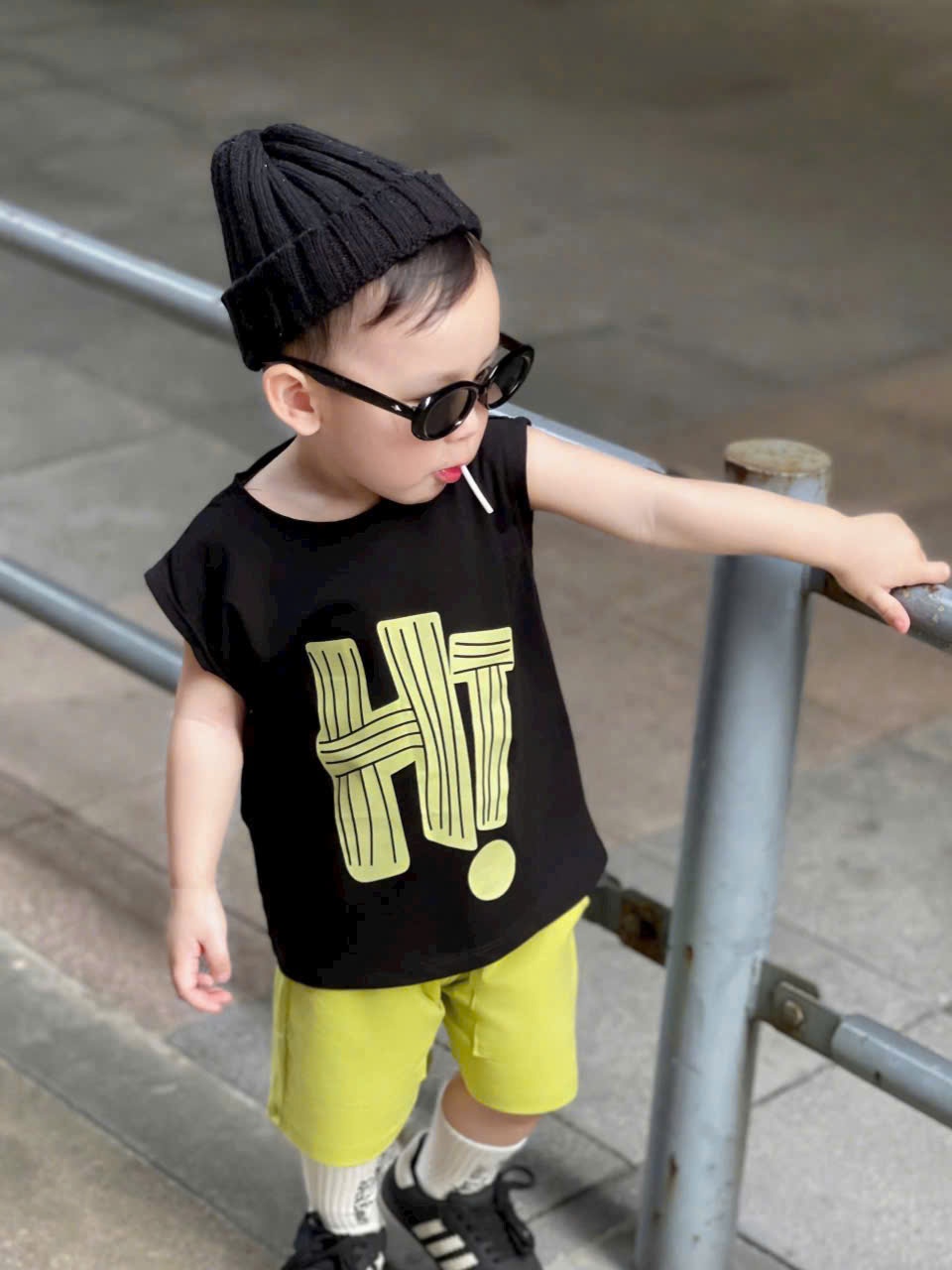 Seo VNXK: Bộ 3 lỗ HI áo đen quần vàng