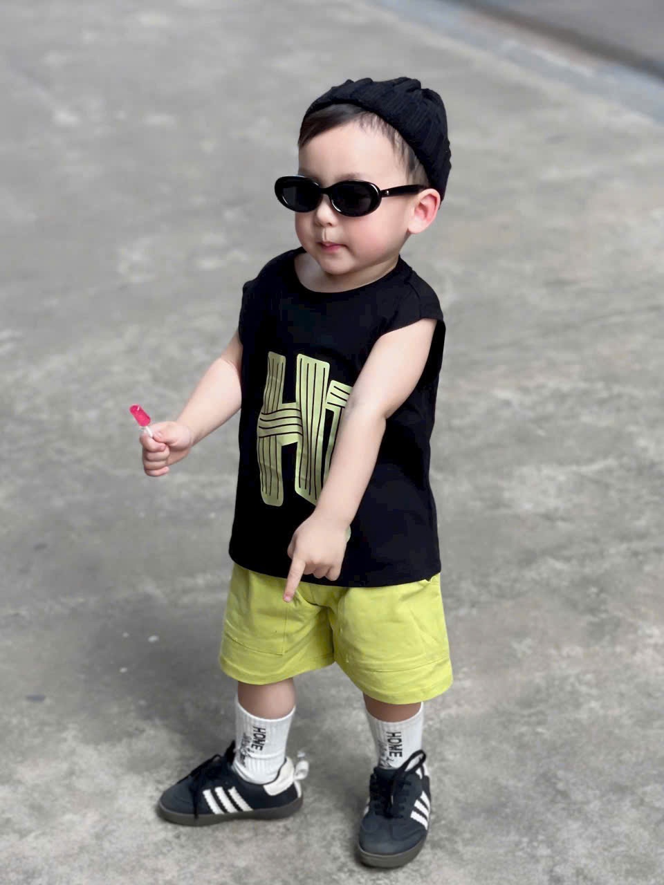 Seo VNXK: Bộ 3 lỗ HI áo đen quần vàng