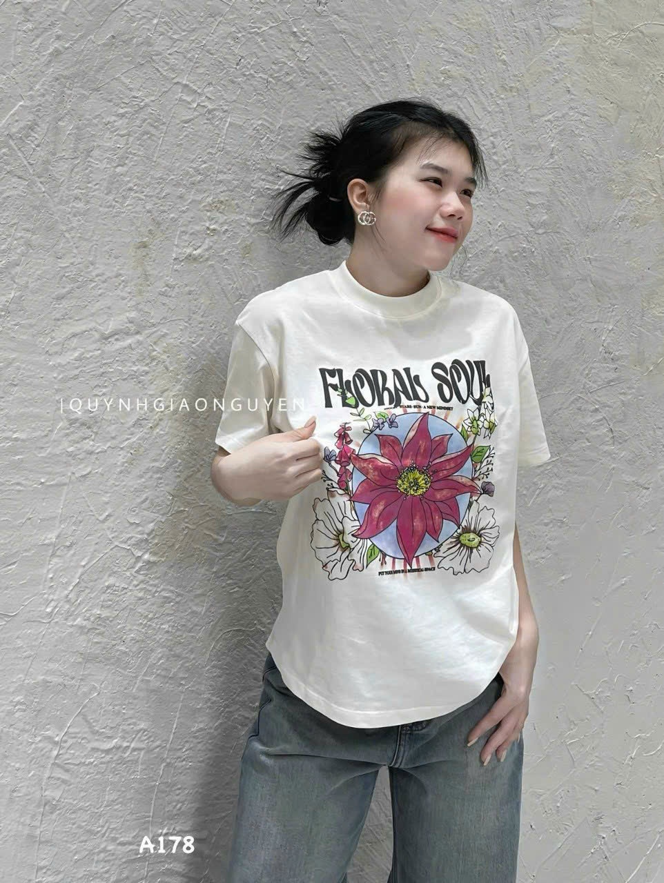 Áo phông trắng bông hoa