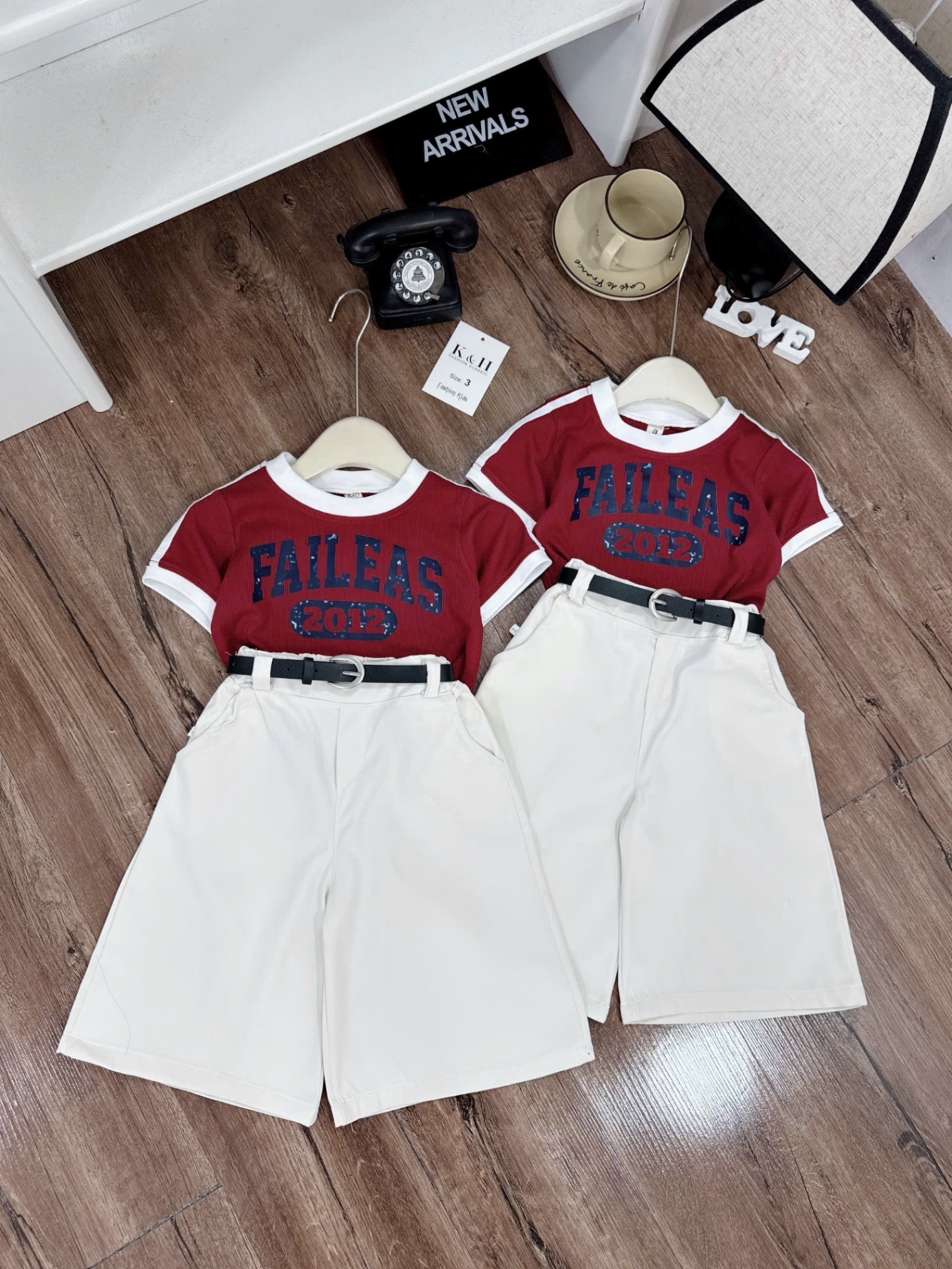 Sét 3 chi tiết áo croptop đỏ quần ống lửng kèm đai bé gái