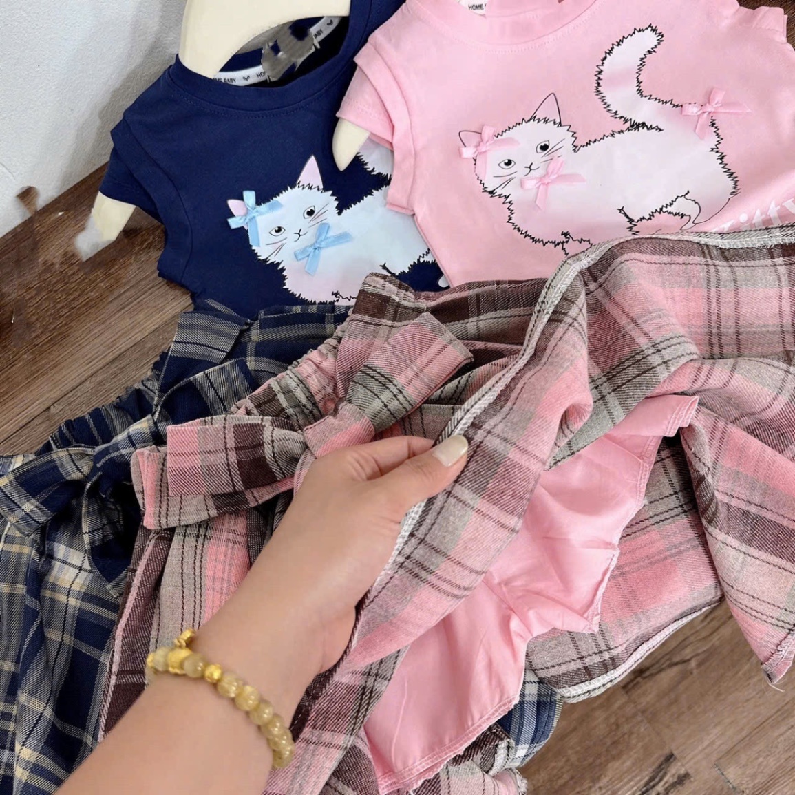 Sét áo cotton hình cv kẻ nơ bé gái