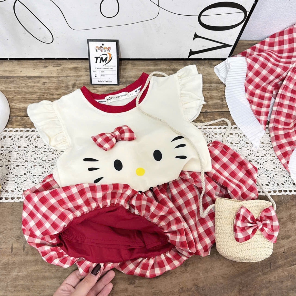 Sét kitty quần kẻ bồng kèm túi bé gái