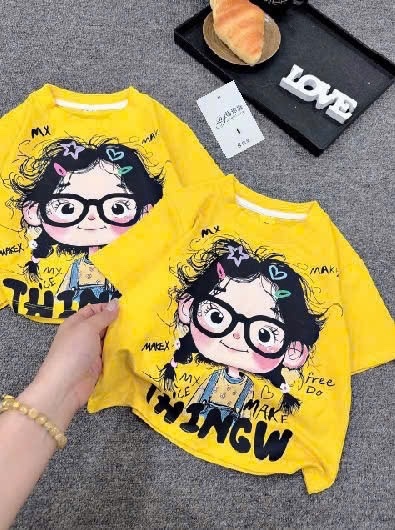 Áo vàng cộc tay hình bé gái