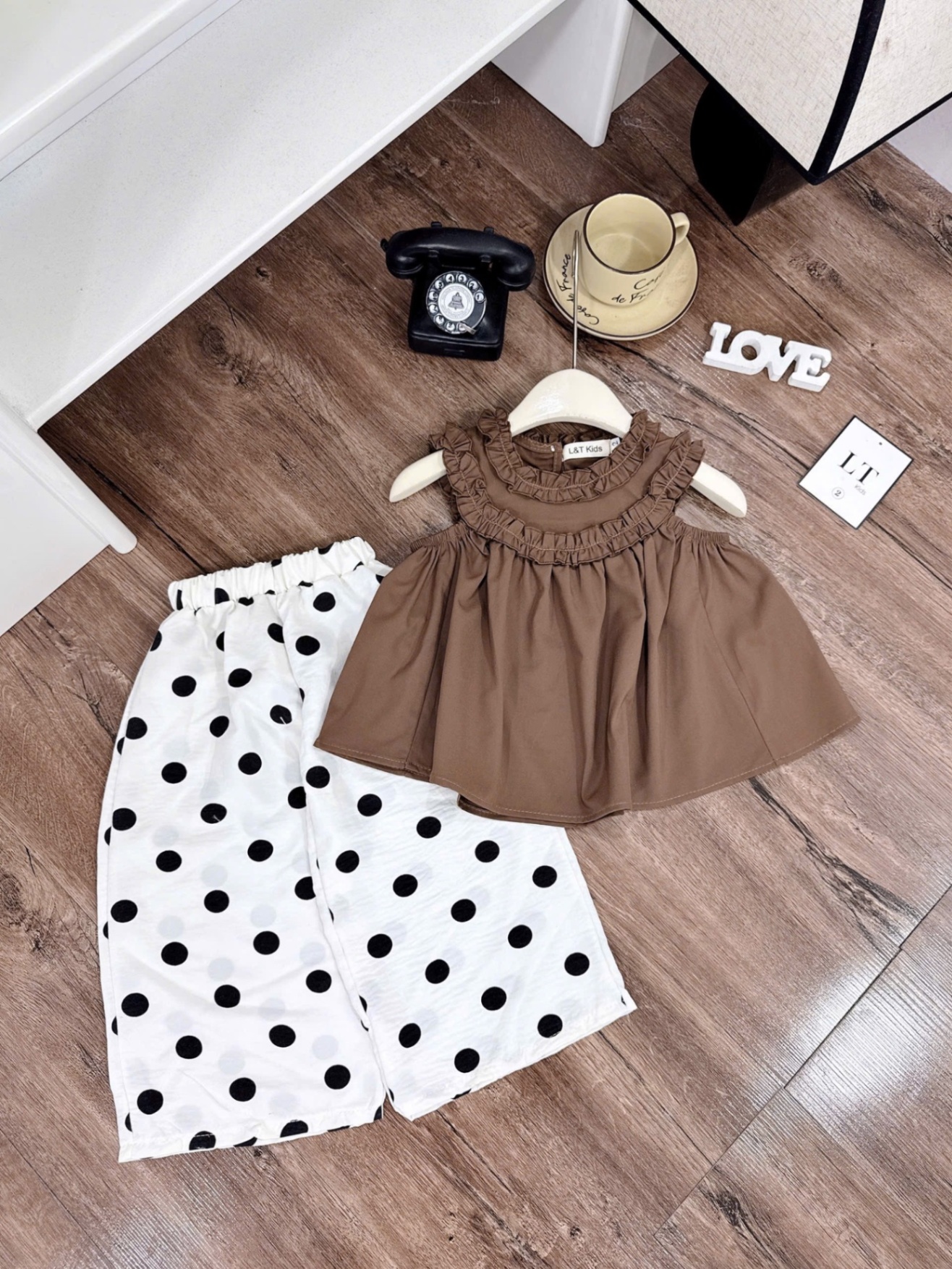 Áo nâu babydoll quần bi xuông bé gái
