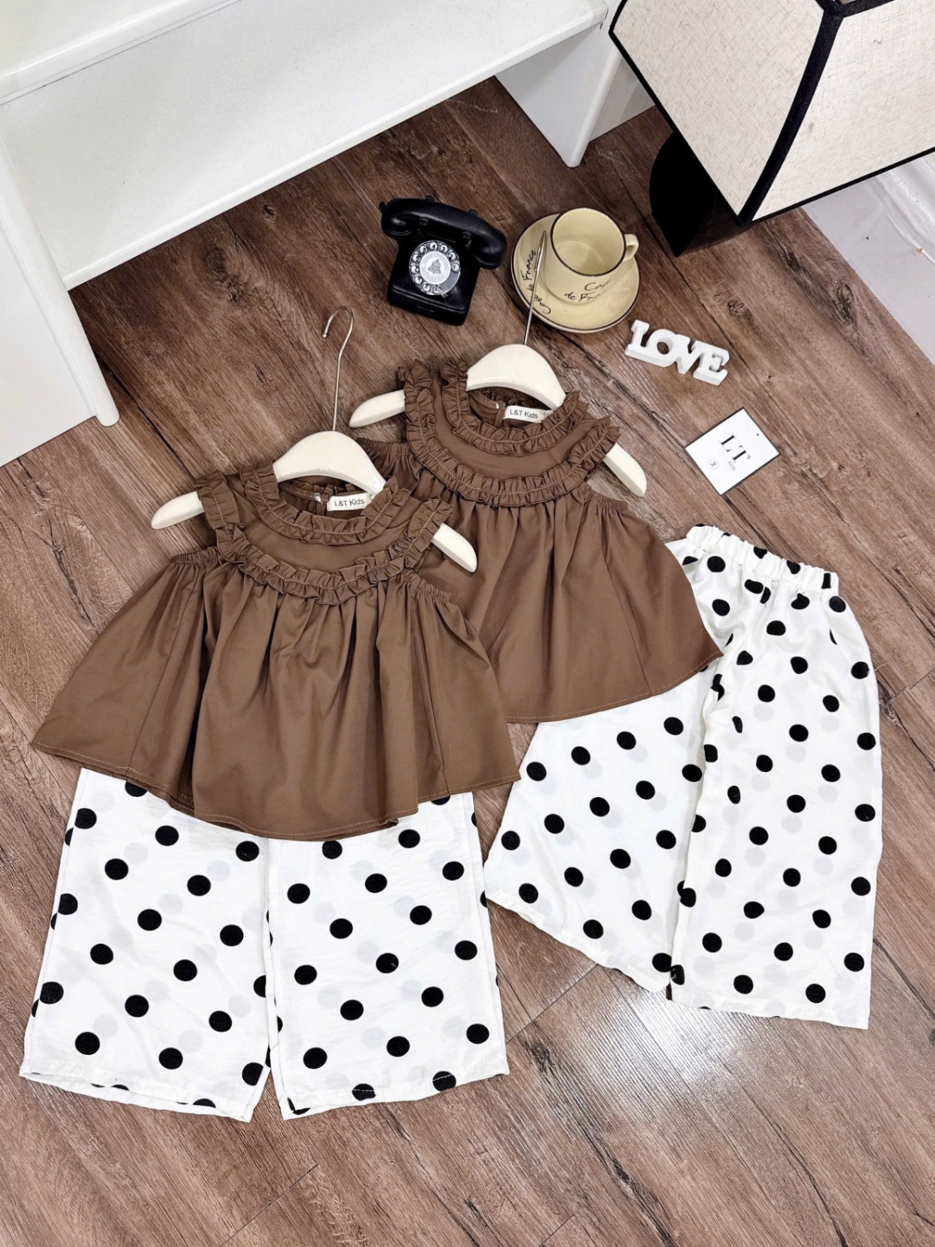 Áo nâu babydoll quần bi xuông bé gái