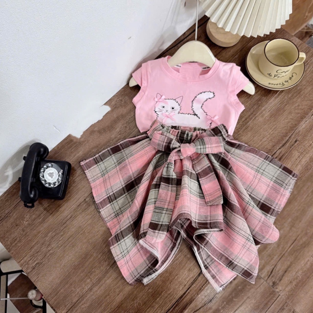 Sét áo cotton hình cv kẻ nơ bé gái