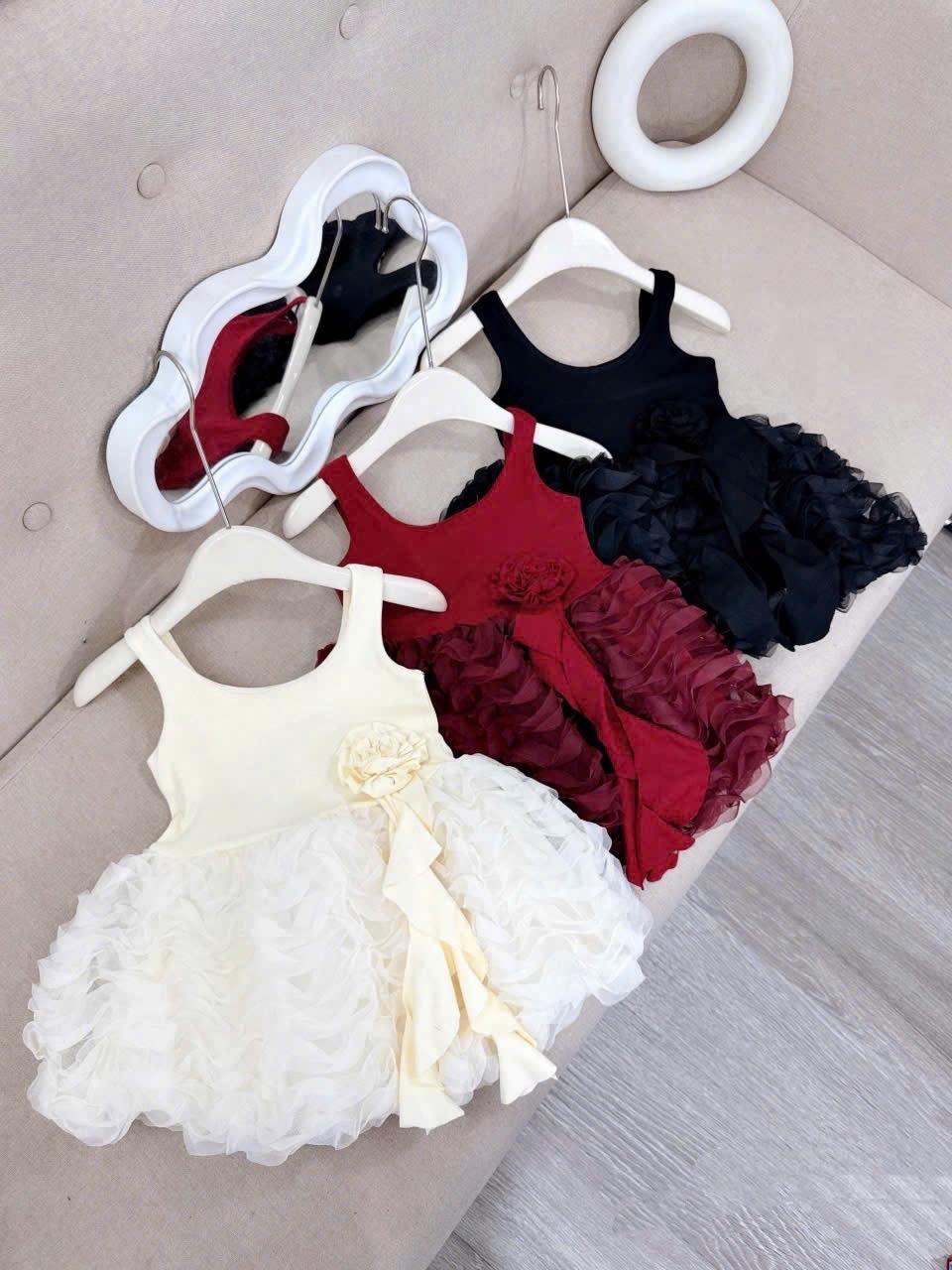 Váy 2 dây tùng bồng đính nơ eo bé gái