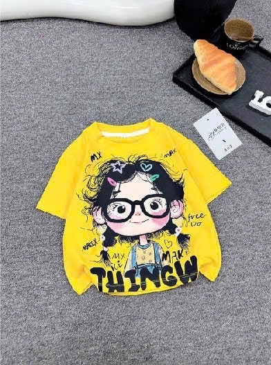 Áo vàng cộc tay hình bé gái