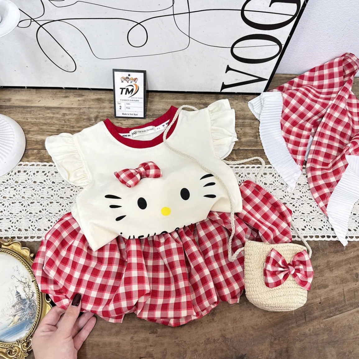 Sét kitty quần kẻ bồng kèm túi bé gái