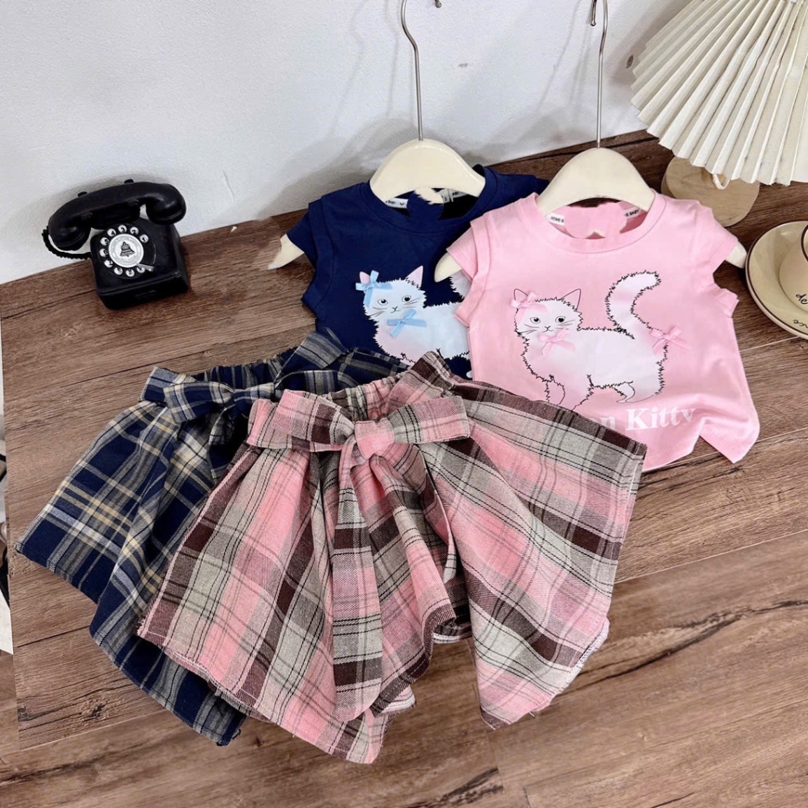 Sét áo cotton hình cv kẻ nơ bé gái