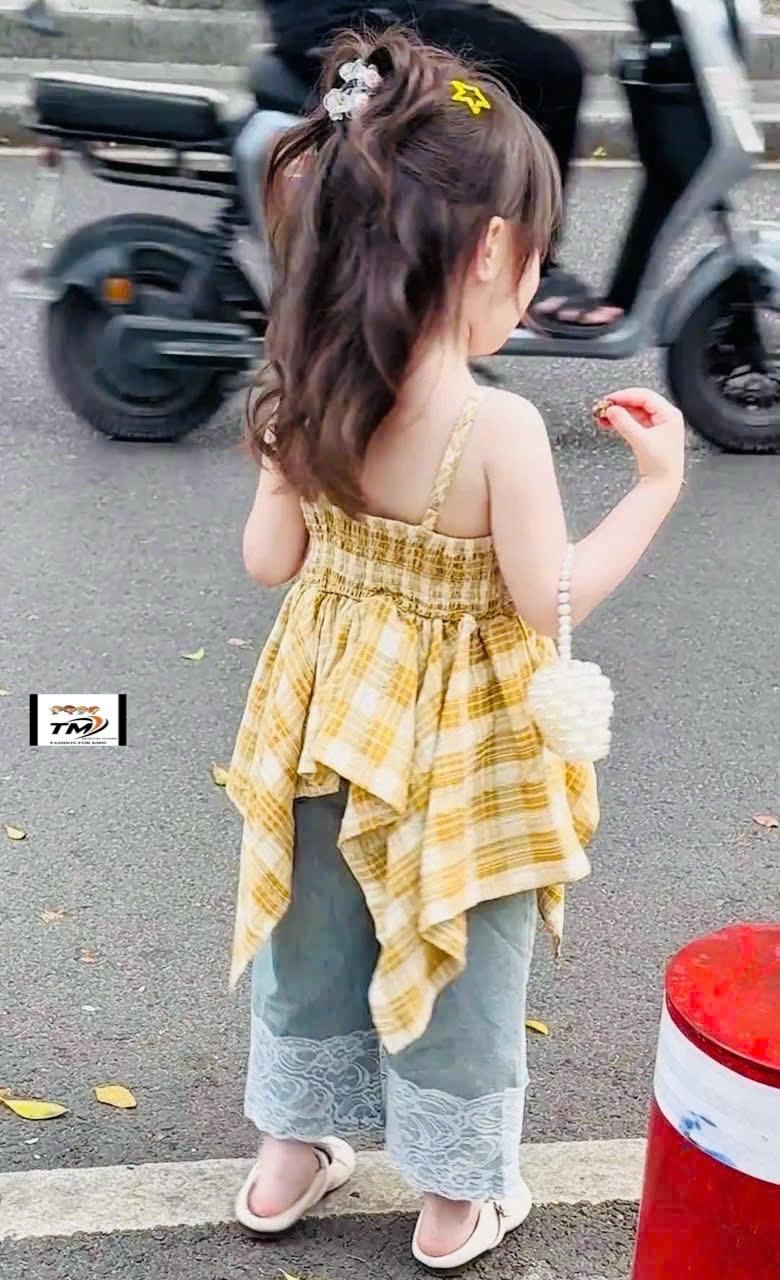 Sét áo 2 dây vàng quần bò xuông bé gái
