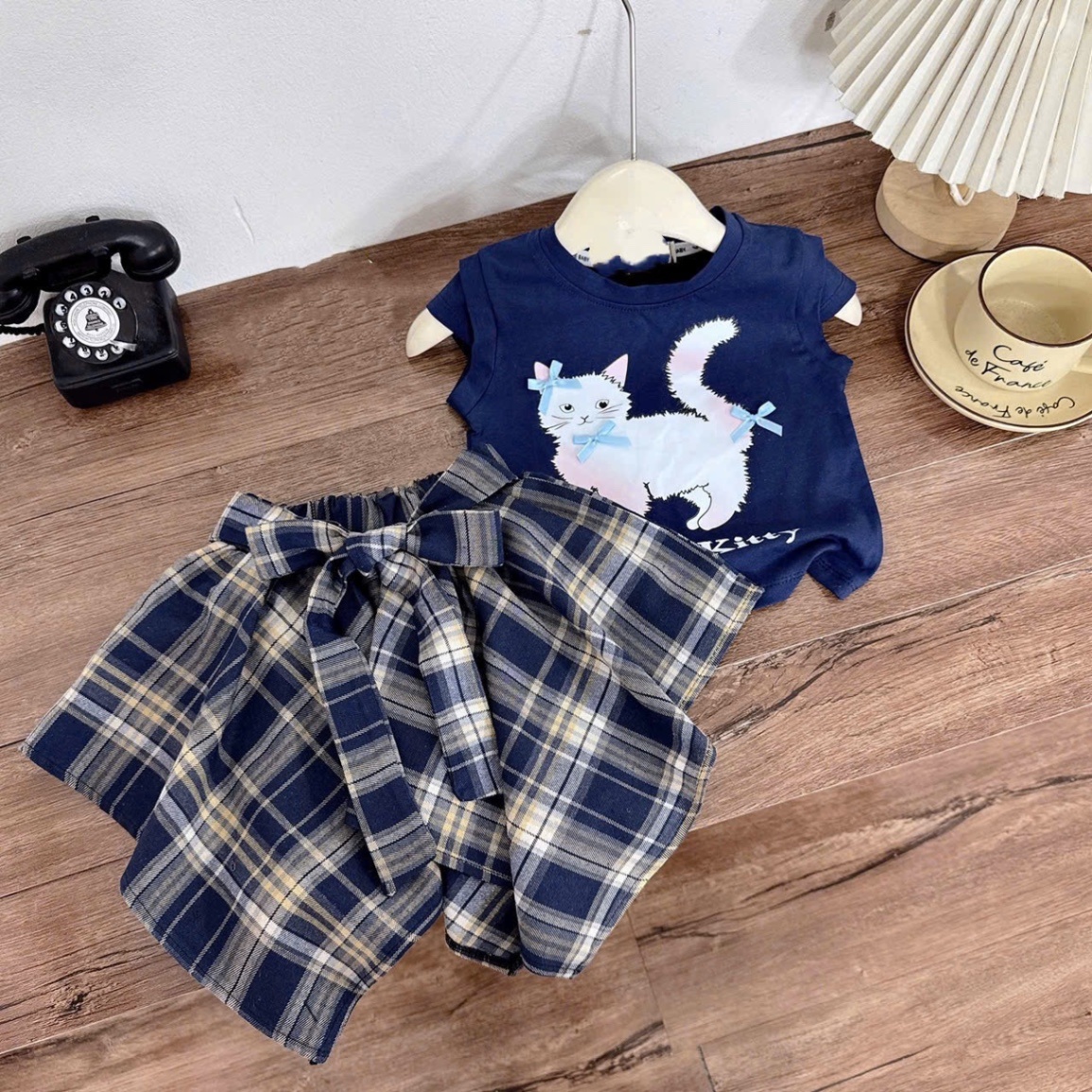 Sét áo cotton hình cv kẻ nơ bé gái