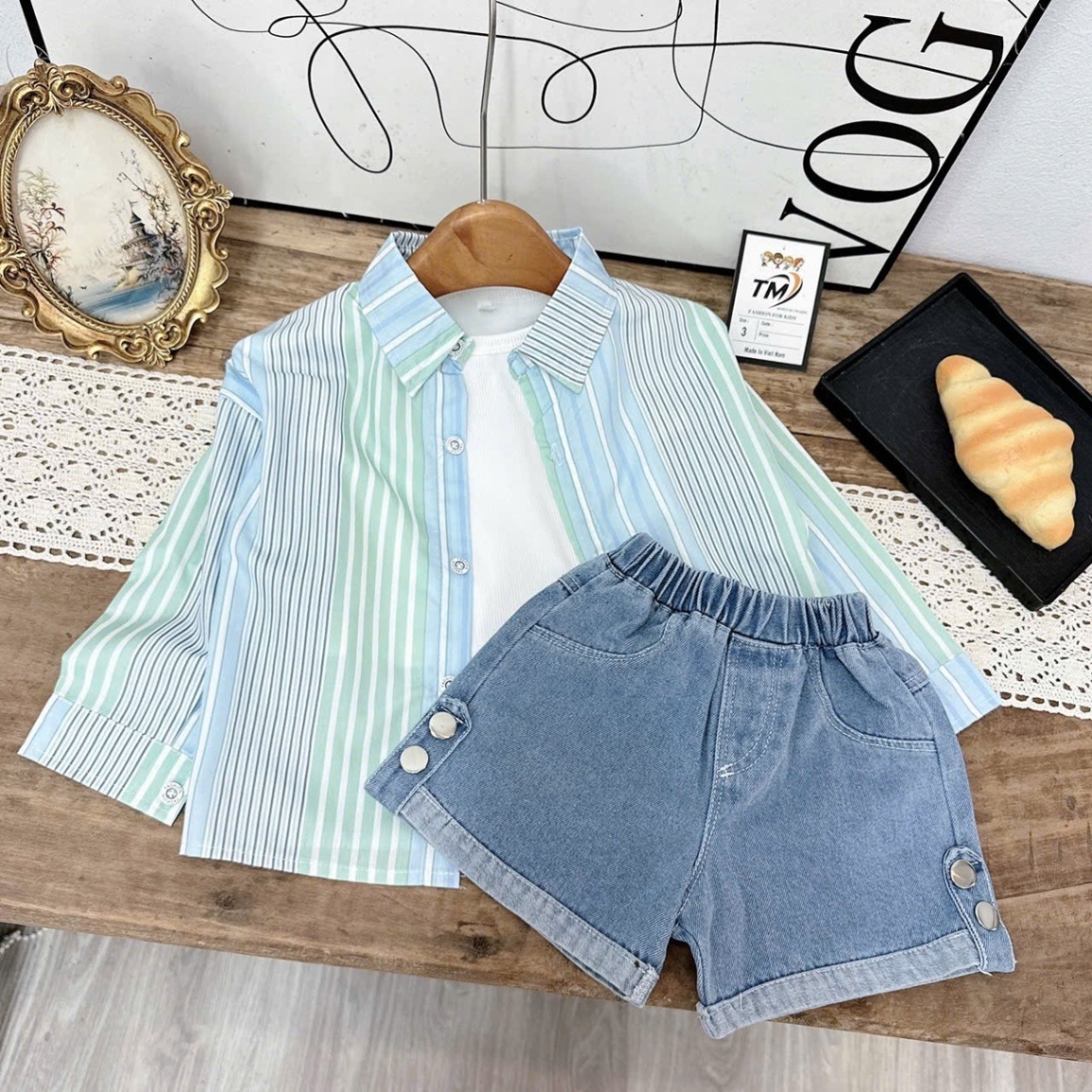 Sét 3 chi tiết áo kẻ sọc xanh quần sooc bé gái