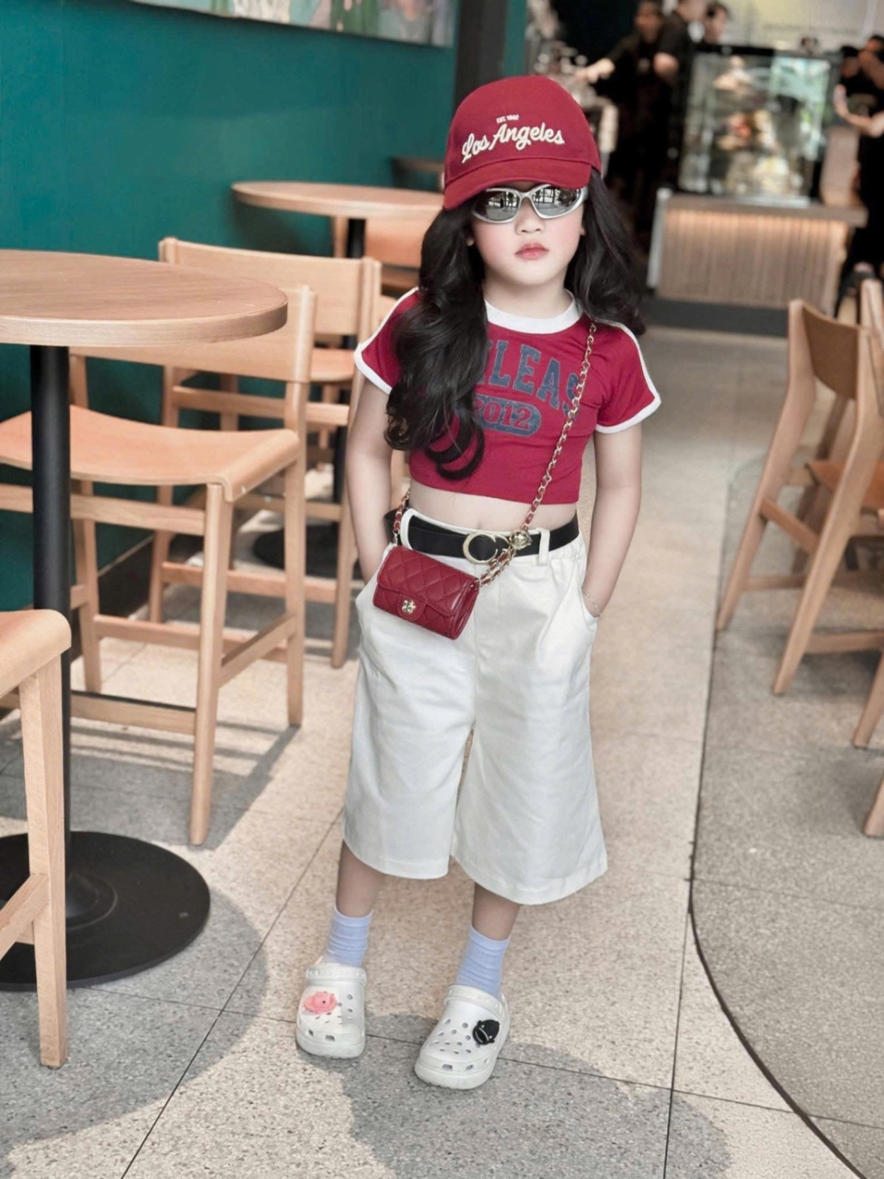 Sét 3 chi tiết áo croptop đỏ quần ống lửng kèm đai bé gái