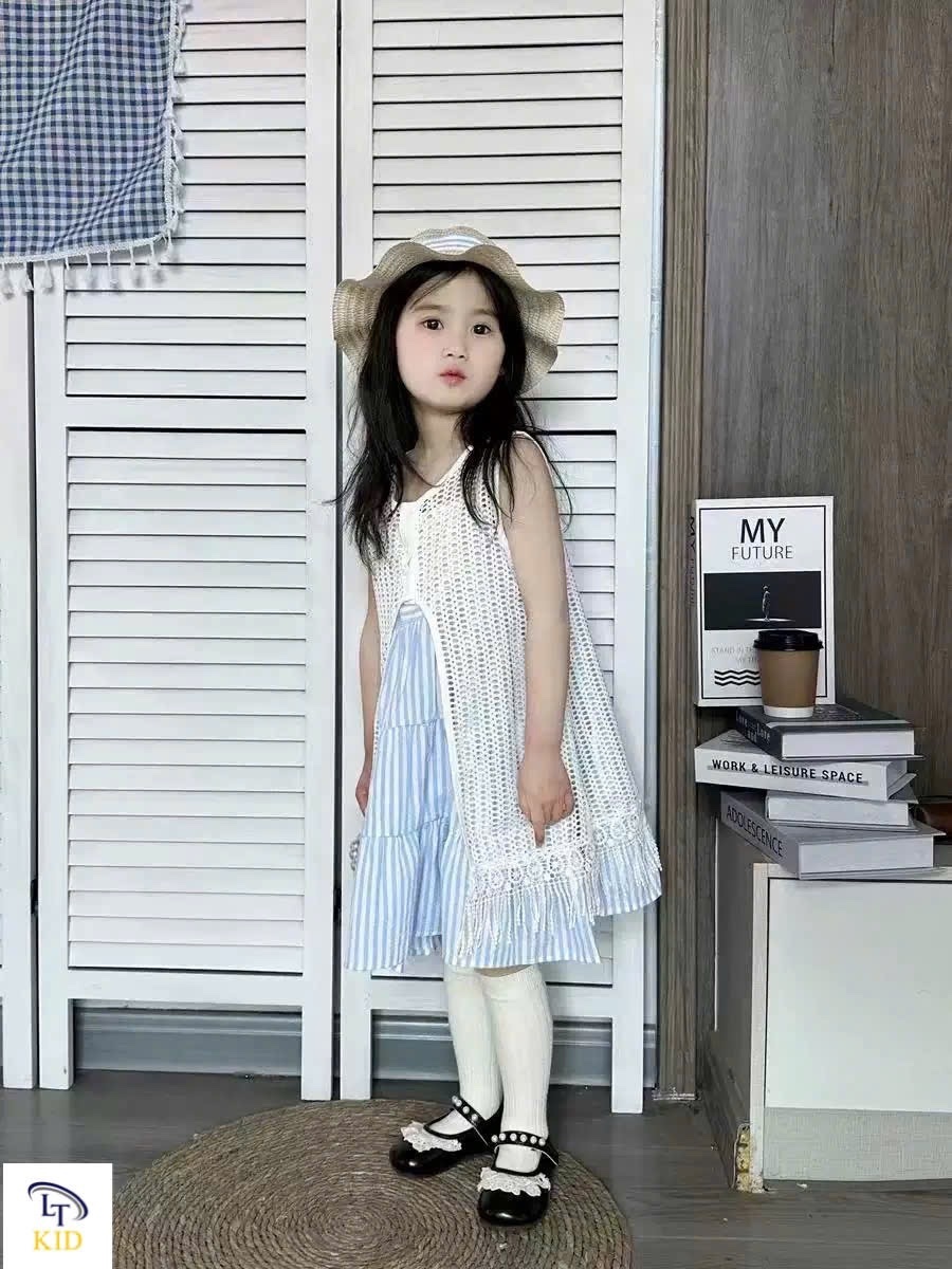 Váy 2 dây sọc xanh kèm áo lưới bé gái