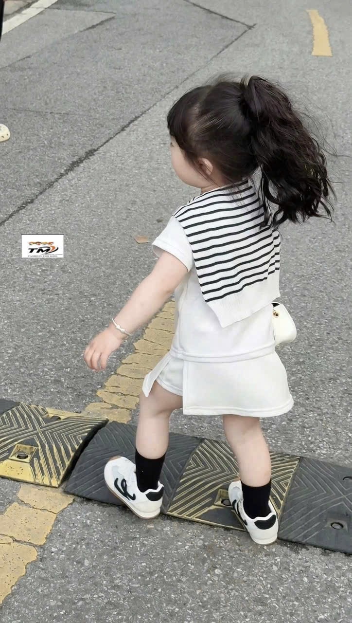 Sét 3 chi tiết bộ hình thêu ngựa nhỏ kèm khăn kẻ tm bé gái