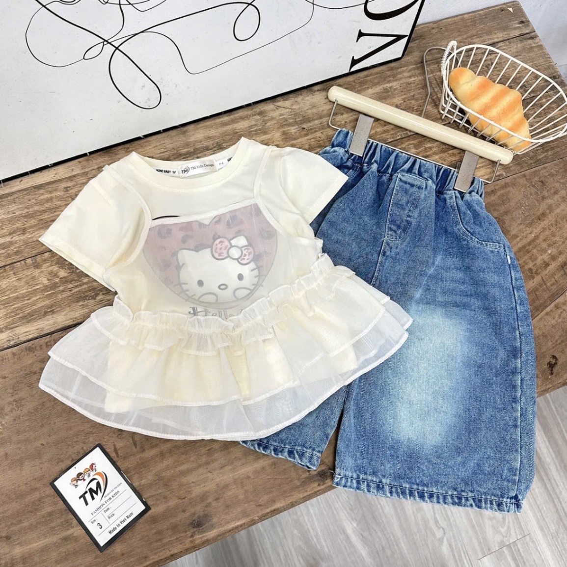 Sét áo kitty quần bò lỡ bé gái tm